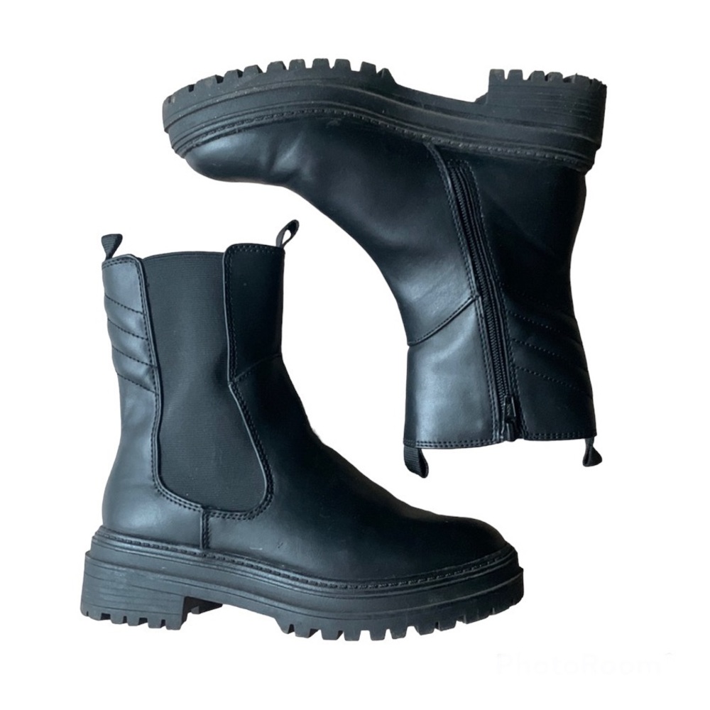 BOOTS SIZE 6 like new